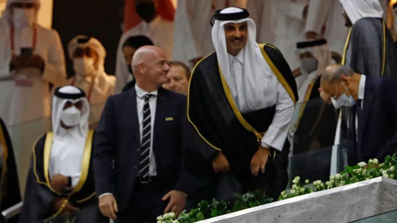 رئيس فيفا إلى يمين أمير قطر 