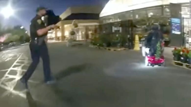كاميرا ترصد لحظة قتل شرطي أمريكي رجلًا على كرسي متحرك