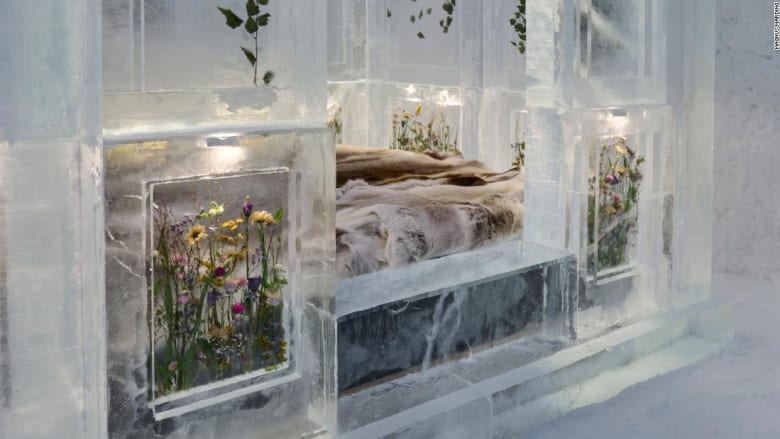 جناح ملكي جليديّ تزيّنه الزهور المجلّدة.. داخل فندق الجليد السويديي 