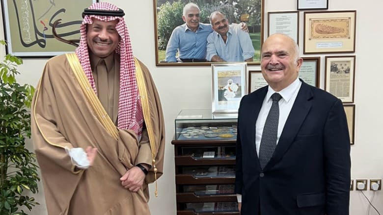 الأمير الحسن (يمين الصورة) من السفير السعودي بالأردن 