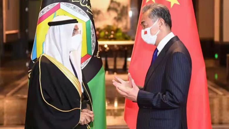 نايف الحجرف، الأمين العام لمجلس التعاون لدول الخليج ووانغ يي، وزير الخارجية الصيني