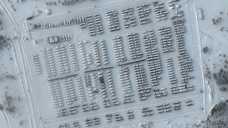 صورة جوية تظهر معدات وآليات عسكرية روسية قرب الحدود الأوكرانية 