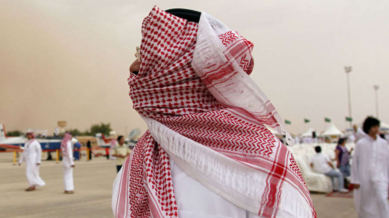 صورة تعبيرية لرجل ملثم باللباس السعودي التقليدي 