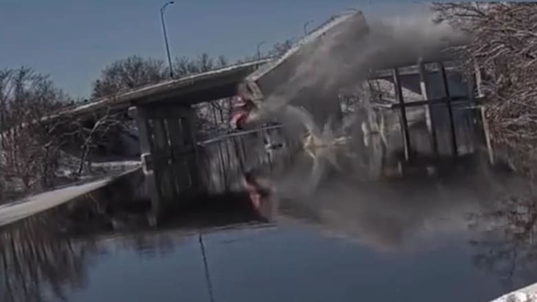 غرقت بثوان.. كاميرا ترصد لحظة سقوط شاحنة من ارتفاع شاهق في مياه نهر
