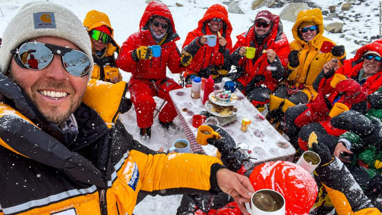على قمة جبل إيفرست..مغامر يقيم أعلى حفلة شاي في العالم ويدخل موسوعة غينيس