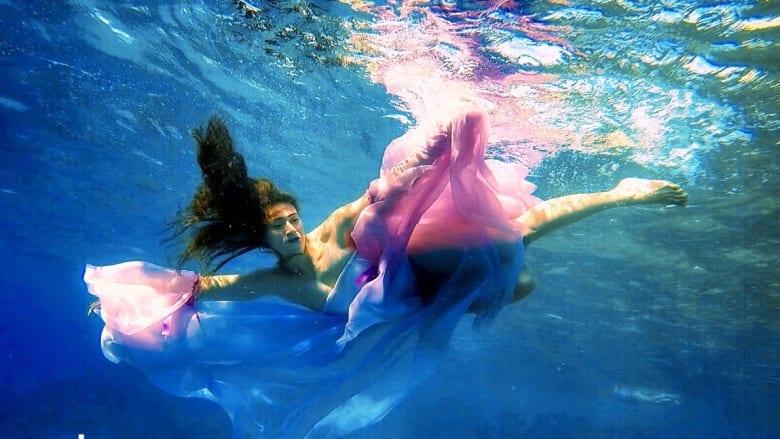 تحت أعماق البحر الأحمر..أول عرض أزياء تحت الماء في مصر يثير الذهول