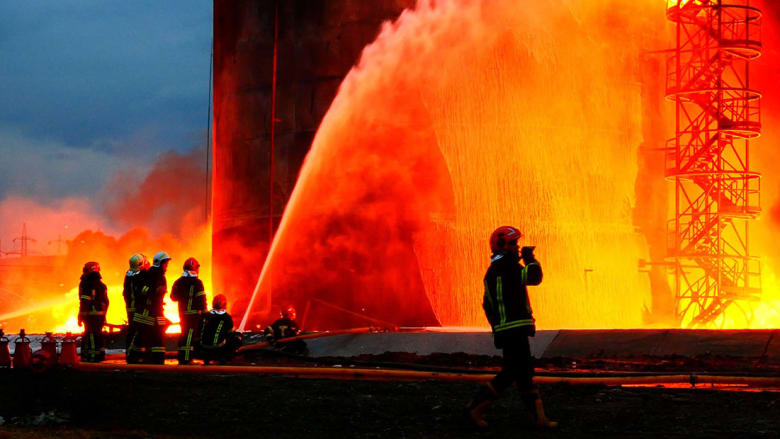 يحاول رجال الإطفاء إخماد الحريق بعد أن أصابت الصواريخ الموجهة الروسية منشأة لتخزين الوقود في لفيف ، أوكرانيا ، في 27 مارس.