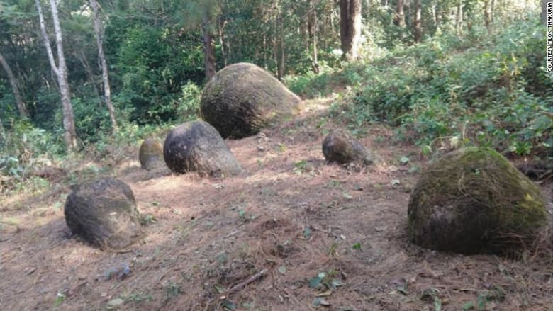 بحجم عملاق..الكشف عن أواني حجرية غامضة في الهند