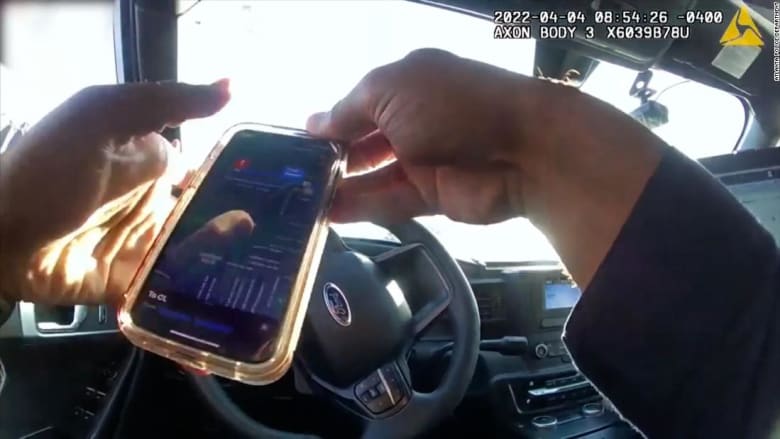 شاهد كيف فضحت ميزة في هاتف آيفون لصا سرق سيارة بداخلها طفل