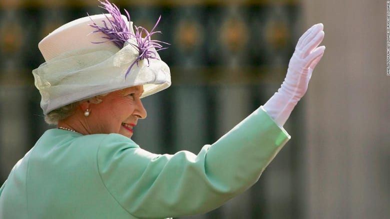 من عام 1937 حتى 2022.. شاهد كيف تغيرت اطلالات الملكة إليزابيث الثانية عبر السنين
