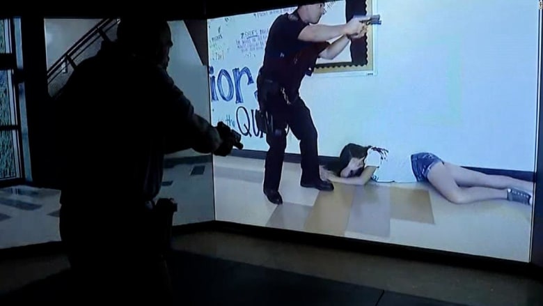 أصابهم أمام الكاميرا.. شاهد كيف واجه شرطي أمريكي مسلحون مفترضون هاجموا مدرسة