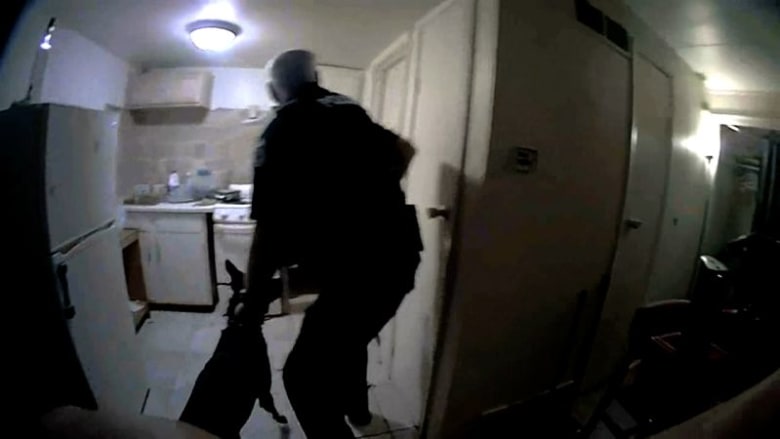 لم ينتظر لحظة.. فيديو صادم لشرطي أمريكي أطلق النار على شاب أسود أعزل في سريره