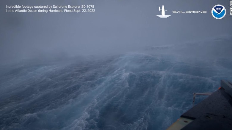 شاهد ما حدث عندما دخلت سفينة عين إعصار خطير في المحيط الأطلسي