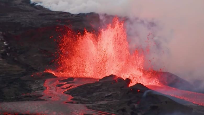 شاهد ما رصدته طائرة عندما حلقت فوق أكبر بركان نشط في العالم