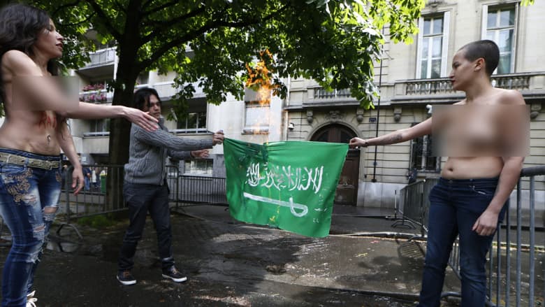 أمينة "فيمن" تتضامن مع رائف بدوي أمام سفارة السعودية بباريس