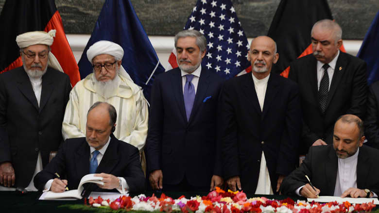 بعد سلسلة تأجيلات.. كابول توقع اتفاقاً يسمح ببقاء القوات الأمريكية في أفغانستان لما بعد 2014