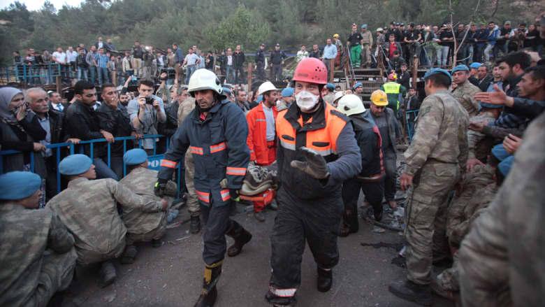 فرق الطوارئ تسابق الزمن لإنقاذ عشرات العمال حاصرتهم المياه داخل منجم للفحم بجنوب تركيا