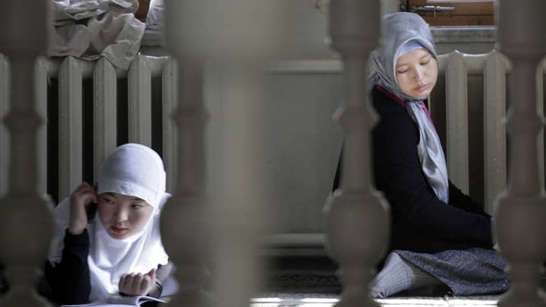 صحف: حرب على الحجاب في روسيا والكبد الوبائي يفتك باللاجئين السوريين