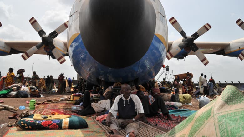 "زعتري" إفريقيا... المطار يتحول لمخيم ينام تحت طائراته 60 ألفا أغلبهم مسلمون
