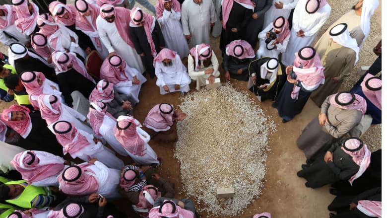 السعوديون يبايعون الملك سلمان والأميرين مقرن ومحمد بن نايف وتعليق المهرجانات والفعاليات السياحية