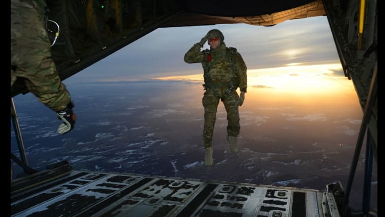 جندي يؤدي التحية العسكرية وهو يقفز من الطائرة