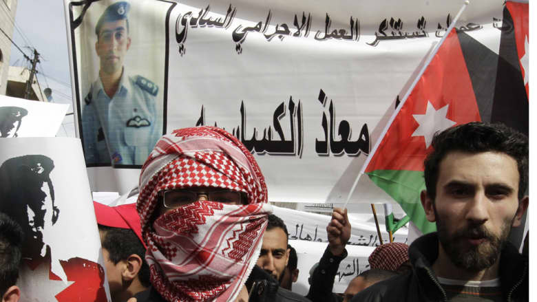 وفاء للكساسبة .. عمان تمحو ذكرى "إعدامات داعش" وتستبدل ملابس عمالها البرتقالية 
