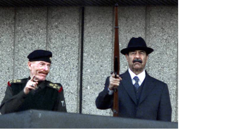 عزة الدوري مع الرئيس صدام حسين في احتفال عسكري بميدان النصر 31 ديسمبر/ كانون الاول 2000
