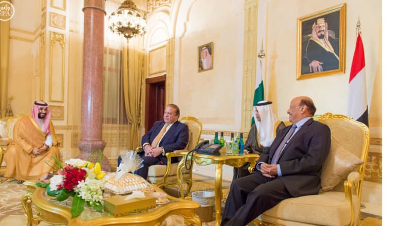 هادي يجتمع مع قيادات عسكرية وسياسية سعودية وباكستانية في الرياض
