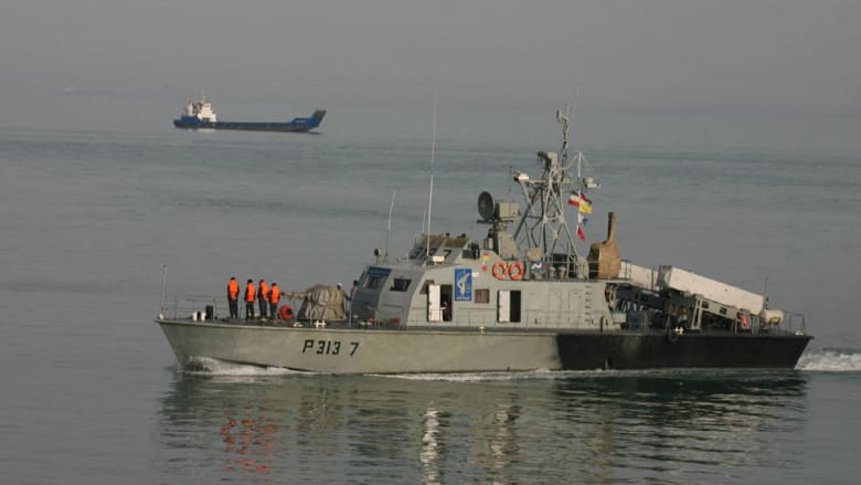 إيران ترفض اتهامات أمريكية بـ"زعزعة المنطقة" وترسل سفينة مساعدات بحماية عسكرية لليمن