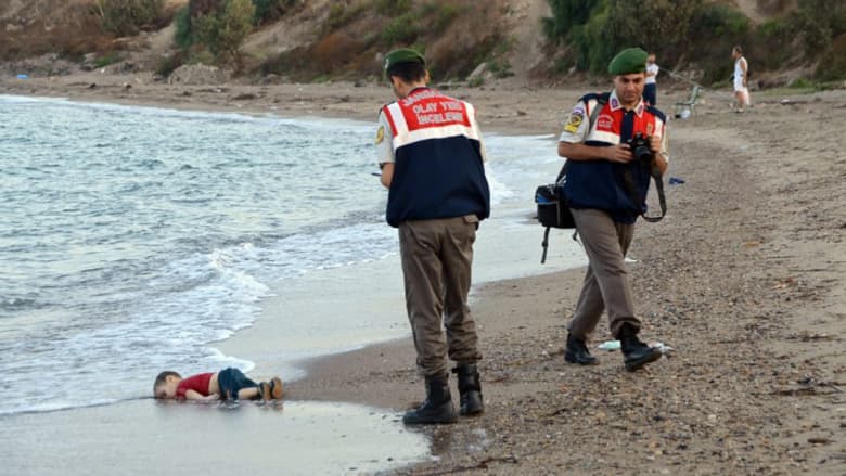 فر من كوباني ورفضت كندا لجوء عائلته.. إيلان الكردي طفل "شاطئ تركيا" غرق مع شقيقه وأمه