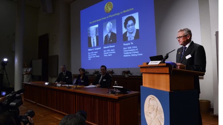 فوز الأيرلندي ويليام سي كامبل والياباني ساتوشي أومورا والصينية يويو تو بجائزة نوبل للطب