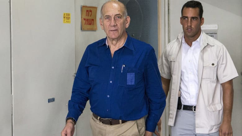 محكمة إسرائيلية تقضي بتخفيف حكم سجن رئيس الوزراء السابق إيهود أولمرت من 6 سنوات إلى 18 شهرا 