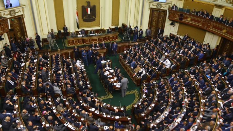 بالفيديو.. منع بث جلسات البرلمان المصري بـ"التصفيق" الجماعي.. ومغردون: "مايصحش كده طيب نضحك على إيه؟"