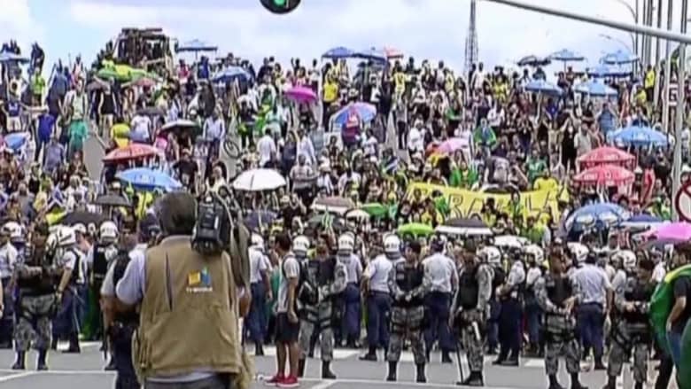 بالفيديو: قاض برازيلي يوقف تعيين لولا دا سيلفا.. واحتجاجات تطالب بعزل رئيسة البلاد