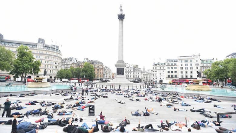 بالصور.. نشطاء يتداولون صورا لإحياء ذكرى "رابعة" في ساحة الطرف الأغر ببريطانيا