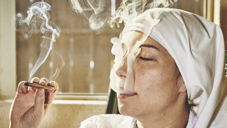 هل هذه راهبة تدخن "لفافة حشيش؟".. الماريجوانا تشق طريقها إلى عالم الراهبات