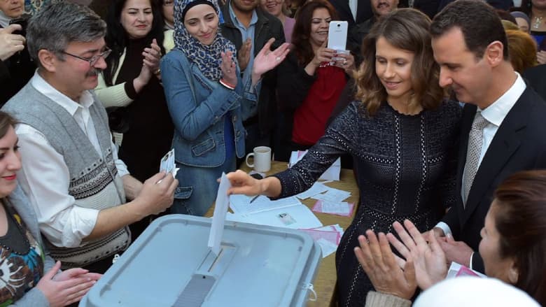 بالفيديو: الأسد وزوجته يصوتان معا "للمرة الأولى".. والمعارضة: الانتخابات مسرحية لا تستحق المشاهدة