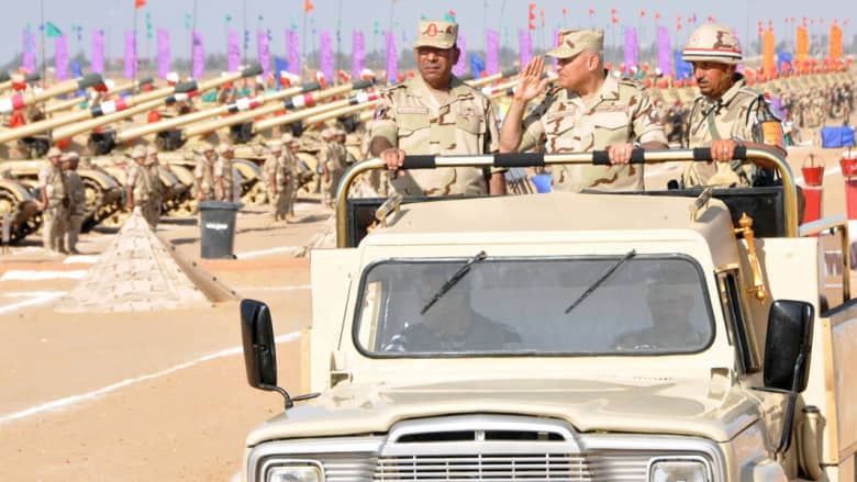 وزير الدفاع المصري: الجيش يدعم القيادة السياسية وكافة قراراتها.. والسيسي يطالب الداخلية بالحذر 