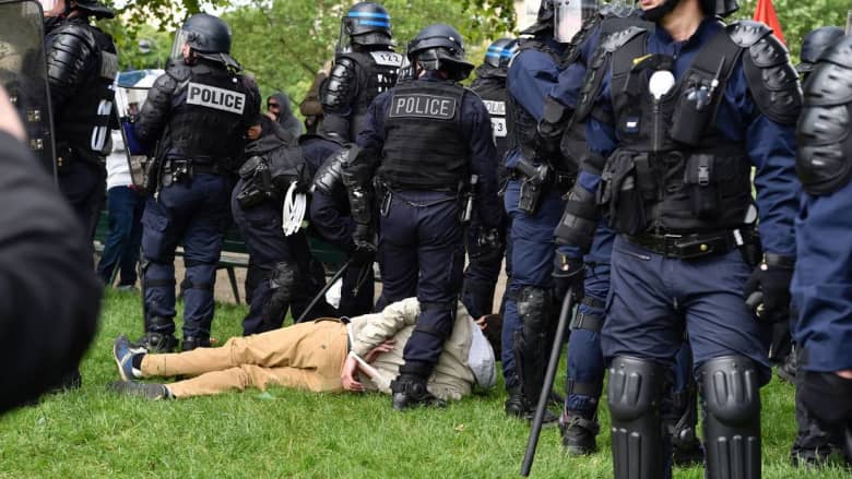 اضطرابات في فرنسا.. متظاهرون يرشقون الأمن بالحجارة والزجاج وعلب الصباغة