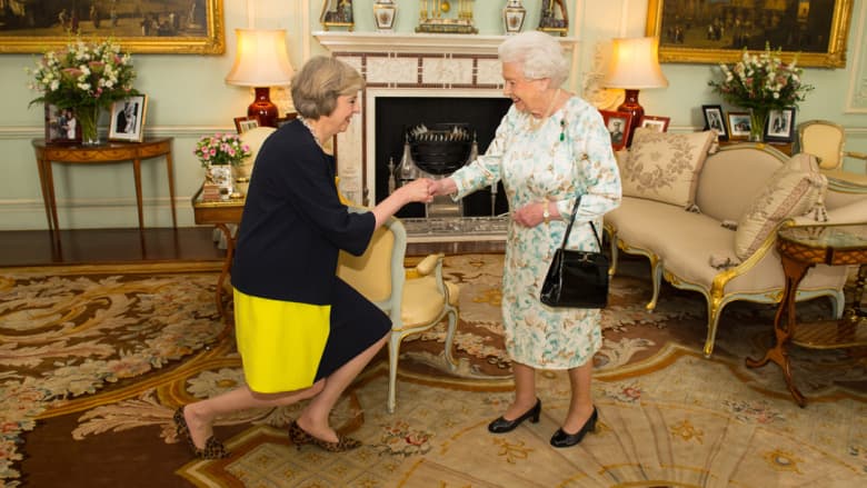 ملكة بريطانيا تكلف تيريزا ماي بتشكيل الحكومة الجديدة.. وكاميرون يوصي بعلاقات جيدة مع الاتحاد الأوروبي 