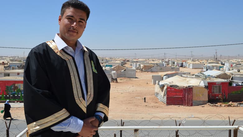 أول خريج جامعي من مخيم الزعتري: الفرحة ناقصة.. وأساعد مجتمعي بتعليم الأطفال