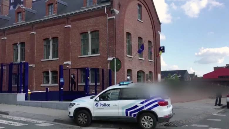 الشرطة البلجيكية: مقتل رجل بعد هجومه على ضابطتين بمنجل هاتفا "الله أكبر" 