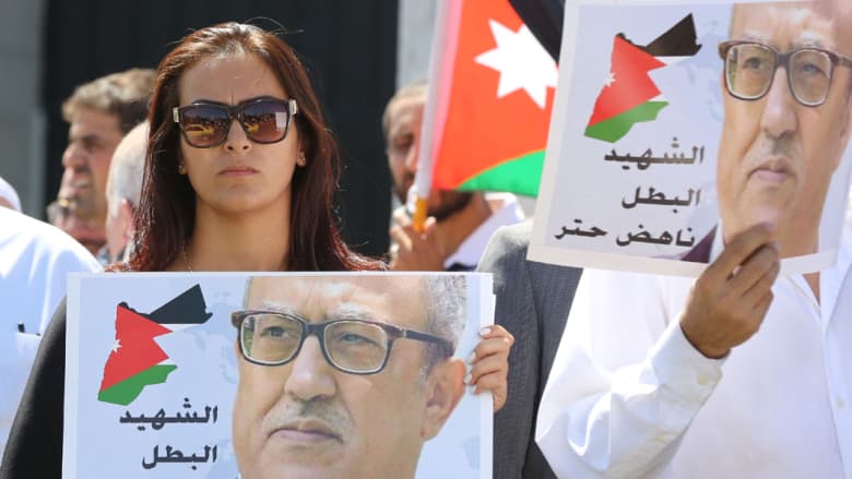 اغتيال حتّر يتفاعل بالأردن وسط مخاوف من "التجييش الطائفي"