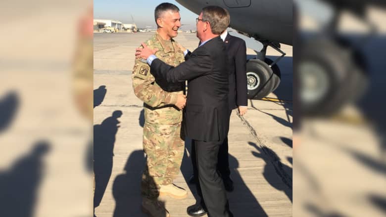 وزير الدفاع الأمريكي يزور قاعدة القيارة قرب الموصل