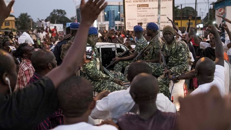 قوات إفريقية تدخل التراب الغامبي لإجبار الرئيس السابق على التنحي
