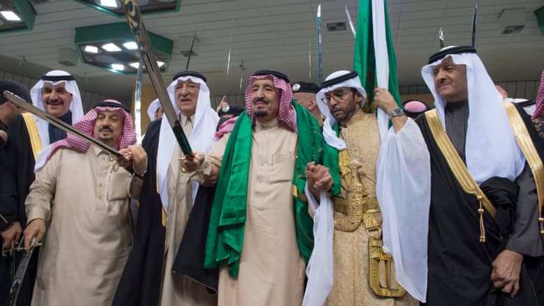 بالفيديو.. الملك سلمان يشارك في حفل العرضة السعودية ضمن "الجنادرية"