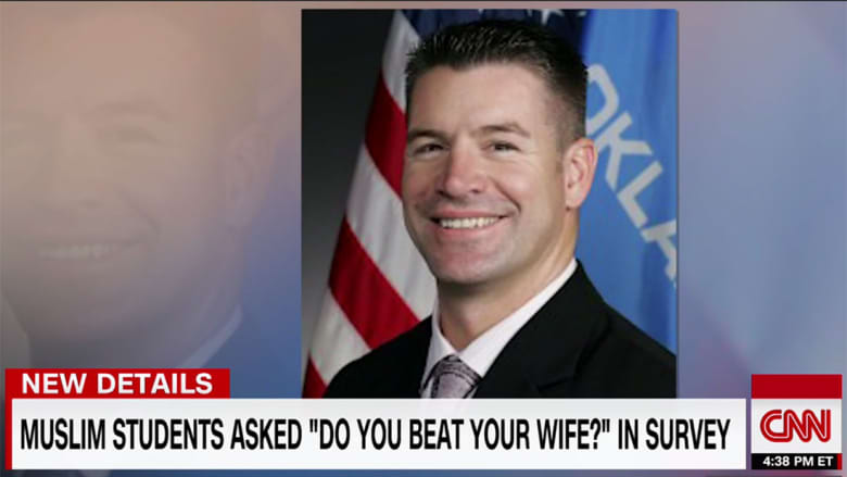 نائب أمريكي يسأل 3 مسلمين طلبوا زيارته: هل تضربون زوجاتكم؟
