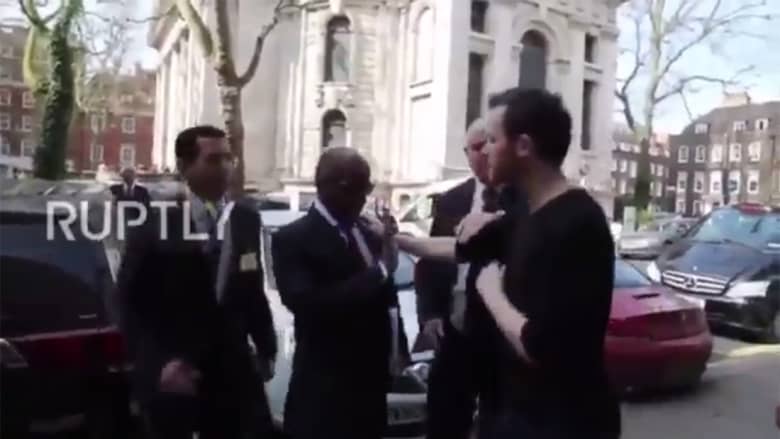 تداول فيديو "يثبت" عدم اعتداء عسيري على متظاهر هاجمه بلندن