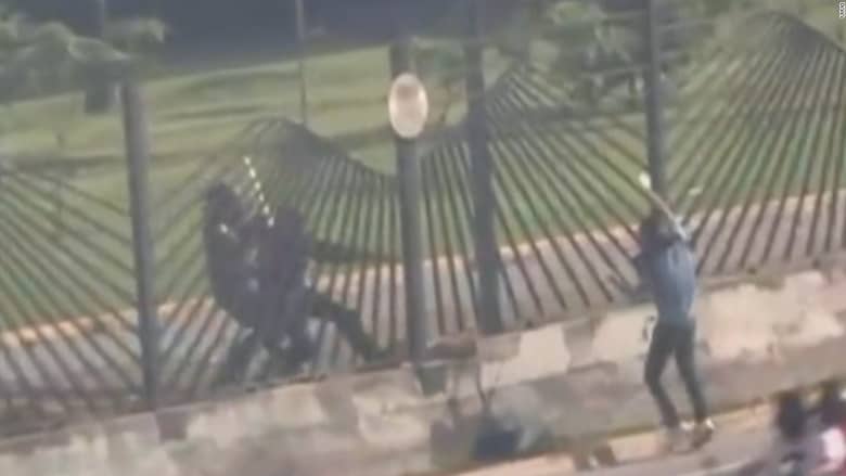 شاهد.. شرطي فنزويلي يقتل متظاهرا من مسافة قصيرة