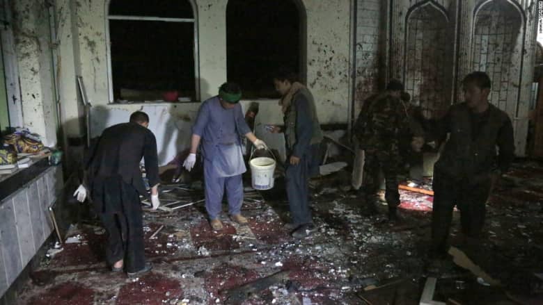 شاهد.. عشرات القتلى في هجومين على مسجدين بأفغانستان